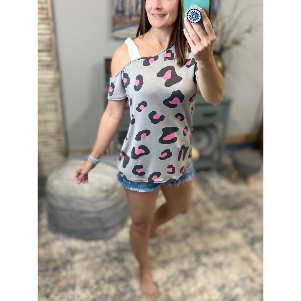 ❤️🔥Leopard Cold Shoulder Cutout Tie Shoulder Top Pink 0422 - Picture 2 of 8